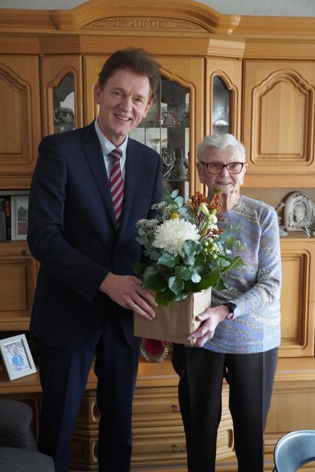 Oberbürgermeister Dieter Krone gratuliert der Lingenerin Erika Kuhl zum 101. Geburtstag 