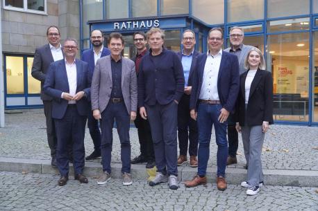 Die Vertreterinnen und Vertreter des Verbunds regionen.NRW im Austausch mit OB Dieter Krone und Ludger Tieke vor Ort.