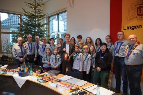 Die Übergabe des Friedenslichtes fand in der letzten Ratssitzung des Jahres statt. 