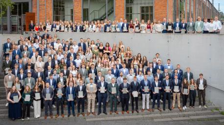 Absolvent*innen des dualen Studiums am Campus Lingen
