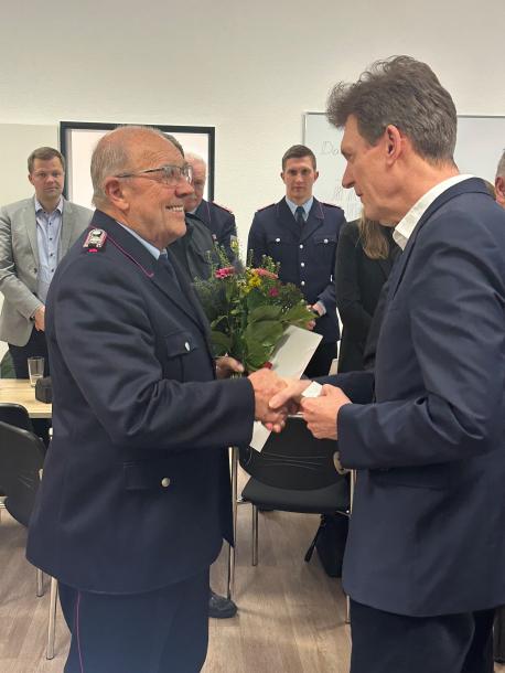 Oberbürgermeister Krone gratuliert 1. HFM Heinz-Josef Janning für 60-jährige Mitgliedschaft in der Ortsfeuerwehr Holthausen.