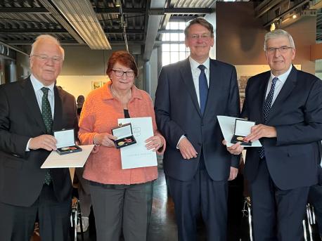 (v. l.) Bernd Busemann, Edeltraut Graeßner und Bernd-Carsten Hiebing (r.) nahmen die Emslandmedaille von Landrat Marc-André Burgdorf im Emsland Moormuseum entgegen. (Foto: Landkreis Emsland)