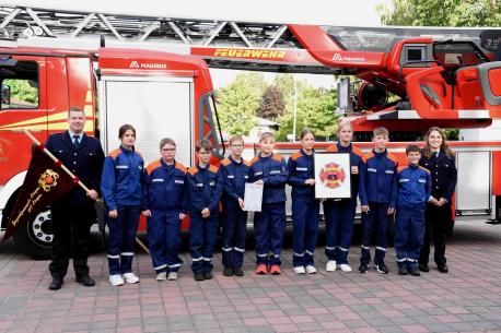 Mit dem geweihten Wimpel stellte sich die Jungendfeuerwehr Lingen vor. Nick Kersten (links) und Jana Schmidt (rechts) wollen für Spiel, Spaß und Wissensvermittlung sorgen.