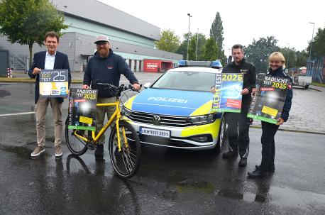 Präsentation der neuen grau-gelben Licht-Sicht-Test-Plakette 2025 (v. r. n. l.): Oberbürgermeister Dieter Krone (Schirmherr), Oliver Beelmann (Zweirad-Innung), Willi Vogt (Kfz-Innung) und Nicola Simon (Polizei)