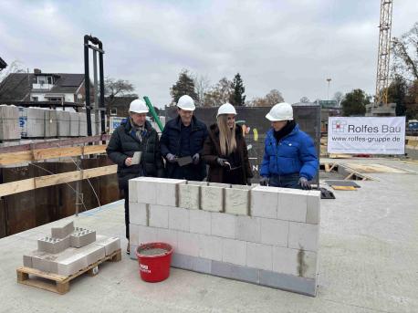 (v. links) Torsten Jansen, Oberbürgermeister Dieter Krone, Nane Nordsiek und Marisa Möller legten den Grundsteine für das Bauprojekt „Modern Apartments“. 