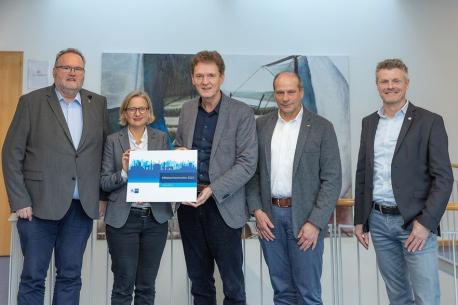 Tauschten sich zum Handelsstandort Lingen aus (von links): Handelsprojektleiter Gerhard Dallmöller und Geschäftsbereichsleiterin Standortentwicklung Anke Schweda (beide IHK), Dieter Krone (Oberbürgermeister der Stadt Lingen), Lothar Schreinemacher (Stadtbaurat Lingen) und Dietmar Lager (Wirtschaftsförderung Lingen)