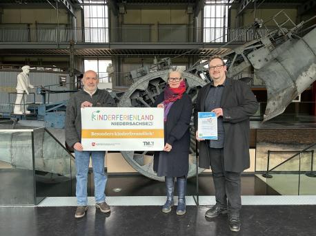 Die Museumsleiter freuen sich über die kinderfreundliche Zertifizierung ihrer Einrichtungen.
Auf dem Foto von links nach rechts: Ansgar Becker (Emsland Moormuseum, Groß Hesepe), Dr. Christiane Kuhlmann (Emslandmuseum Schloss Clemenswerth, Sögel) und Dr. Christof Spannhoff (Emslandmuseum Lingen). Auf dem Foto fehlt Silke Surberg-Röhr vom Emsland Archäologie Museum.