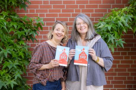 Die Leiter des Willkommensbüros, Andrea Rakers (re.), und die Schauspielerin Anna Böttcher präsentieren das neue Jahresprogramm 2025/2026 des Willkommensbüros.