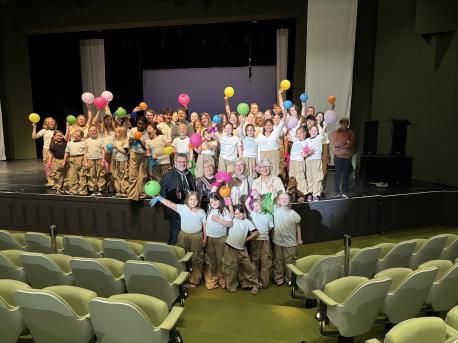 Die Kinder und Jugendlichen des Musical Projektes der offenen Kinder- und Jugendarbeit mit den Vertretenden der Lethmathe Stiftung sowie des Inner Wheel Clubs Lingen.