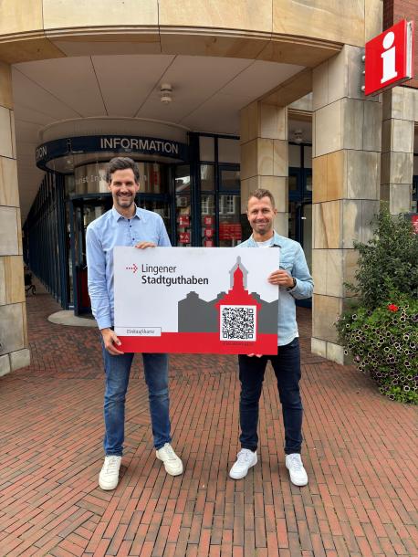 Jan Koormann, Geschäftsführer LWT (links) und Citymanager Torben Bruns, Wirtschaftsförderung Stadt Lingen (rechts) freuen sich über den Erfolg des Lingener Stadtguthabens.