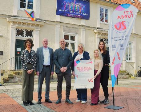 Scheckübergabe HEH Essmann Stiftung, 
vlnr: Irene Vehring, Dr. Ralf Büring (beide HEH Essmann Stiftung, Nils Hanraets (Künstlerischer Leiter WKT), Marion Sommer (WKT Büro), Anastasia Bursova (Leitung WKT-Büro), Annika Marr (WKT Büro)
