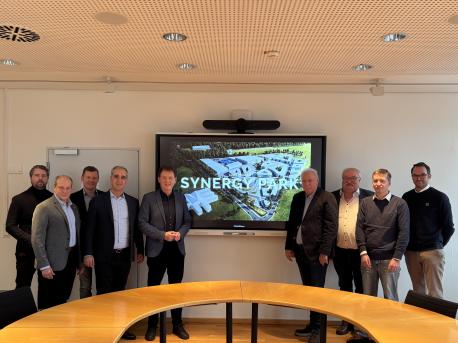 Vertreter aus Verwaltung, Politik und Unternehmen stellten beim Pressegespräch die finalen Planungen für den Synergypark vor (v. l.): Christian Tschersich (Leitender Architekt), Lothar Schreinemacher (Erster Stadtrat und Stadtbaurat), Jens Egbers (Geschäftsleitung / Prokurist Lühn Bau), Beyhan Ciftci (Geschäftsführer Lühn Bau), Oberbürgermeister Dieter Krone, Günter Reppien (Vorsitzender des Ausschusses für Planen, Bauen und Mobilität), Stefan Wittler (stellvertretender Vorsitzender des Wirtscha