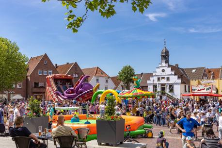 Stadt in Kinderhand auf dem Marktplatz