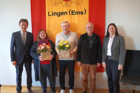 Oberbürgermeister Dieter Krone (li.) und die Ratsvorsitzende Annette Wintermann (re.) gratulieren dem neuen Schiedsmann Alfons Kröger (Mitte) und bedankten sich zugleich bei Sabine Hantke-Singh (2. V. li.) für das Engagement. Weiterhin im Amt ist Horst Flachmann (2. v. re.) als Schiedsmann für den Bezirk.