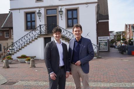 Oberbürgermeister Dieter Krone gartuliert dem neuen Citymanager für die Lingener Innenstadt Moritz Lüttel.