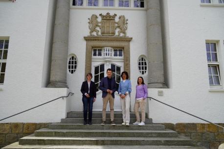 (v.l.) Kulturdezernentin Monika Schwegmann, Oberbürgermeister Dieter Krone, Vorsitzende des Kulturausschusses Irene Vehring und Fachbereichsleiterin Kultur Vera Bruns.