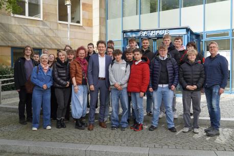 Schüleraustausch zwischen Lingen und Bielawa. Gruppenfoto vor dem Rathaus Neue Straße. 