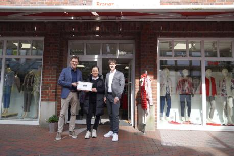 Oberbürgermeister Dieter Krone (li.) und Citymanager Moritz Lüttel (re.) gratulieren Minhly Nguyen zur Neueröffnung.