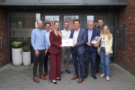 Freuen sich über den Neustart und die Glückwünsche aus dem Rathaus: (v. li.) Felix Knoop, Ludgerus Hölscher, Lara Schulte, Sebastian Behnen und Florian Solich (2. v. re.). Es gratulierten Oberbürgermeister Dieter Krone (4. v. re.), Ortsbürgermeister Manfred Schonhoff (3. v. li.) und Caroline Ohmann (re.).