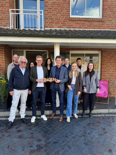 Oberbürgermeister Dieter Krone (vorne Mitte) und Caroline Ohmann von der Wirtschaftsförderung (2.v.r., vorne) gratulieren Sebastian Moß (2.v.l., vorne) zur erfolgreichen Unternehmensnachfolge der Kanzlei Steuerberater Moß, die er zum 1. Januar von seinem Vater Manfred Moß (links vorne) übernommen hat.