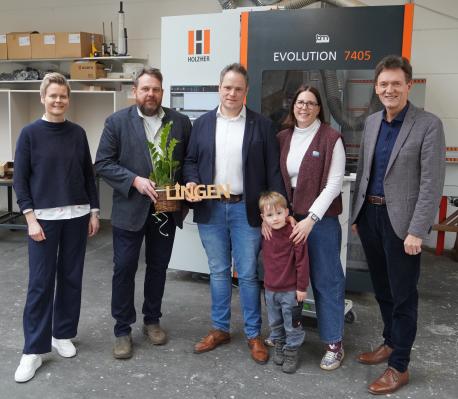 Zum erfolgreichen Start in die Selbstständigkeit gratulierten Oberbürgermeister Dieter Krone (rechts), Ortsbürgermeister Christoph Stafflage (2.v.l.) und Sandra Prekel von der Wirtschaftsförderung (links) Johannes Bregen-Meiners, seiner Frau Nadine und ihrem gemeinsamen Sohn. 