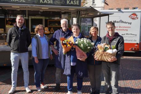 Nutzen die Gelegenheit, sich persönlich von Hildegard Hemmen (3. v. re.) zu verabschieden: (v. li.) Marktmeister Frank Bemboom, Imke Erdtmann, Jan Dirk ter Beek, Doris Sebastian und Thomas Linnemann. 