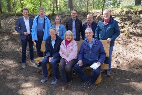 Freuen sich über die neue Plauderbank: (v. li. Stehend) Oberbürgermeister Dieter Krone, Kevin und Silvia Budden vom Beirat, Frank Schneke vom Landkreis Emsland, Bernhard Mathlage vom Beirat und Ortsbürgermeister Manfred Schonhoff sowie (v. li., sitzend) der Behindertenbeauftragte der Stadt Lingen (Ems) Klaus Egbers, die Behindertenbeauftragten für den Landkreis Emsland und Vorsitzende des Beirates, Ursula Mersmann und Wolfgang Gehrs vom Beirat. 