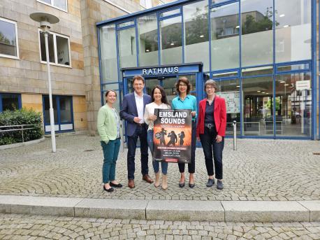 Freuen sich auf viele neue Gesangstalente: (v. li.) Fachbereichsleiterin Kultur Vera Brune, Oberbürgermeister Dieter Krone, Initiatorin Susan Albers, Kulturausschussvorsitzende Irene Vehring und Dezernentin Monika Schwegmann.