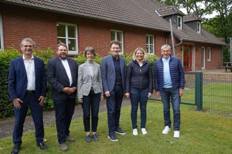 Zukünftig wird hier das neue Gebäude für die Ganztagsbetreuung zu finden sein. Darüber freuen sich: (v. li.) Peter Altmeppen (Schulausschussvorsitzender), Ortsbürgermeister Christoph Stafflage, Schuldezernentin Monika Schwegmann, Oberbürgermeister Dieter Krone, die Schulleiterin der Grundschule Darme Susanne Lammel und Werner Hartke (Ratsmitglied).