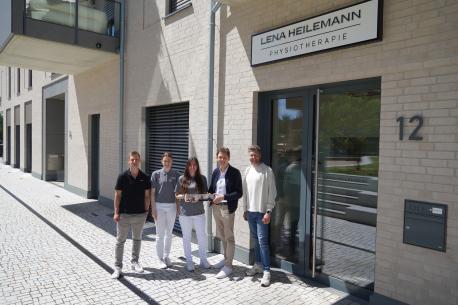Freuen sich über die Eröffnung des zweiten Standortes der Lena Heilemann Physiotherapie am Alten Hafen (v.l.): Jonas Berger (Wirtschaftsförderung Stadt Lingen (Ems)), Fiona Wübbe (Standortleitung), Inhaberin Lena Heilemann, Oberbürgermeister Dieter Krone sowie Ingo Heilemann vor den neuen Praxisräumen.