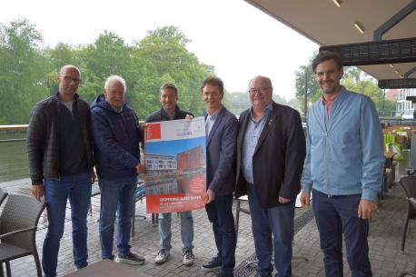 Freuen sich auf die Neueröffnung: (v. li.) Christian Schulte (Leiter des Tiefbauamtes), Günter Reppien (Vorsitzender des Ausschusses für Planen, Bauen und Mobilität), Andreas Kröger (stellvertretender Vorsitzender des Ausschusses für Planen, Bauen und Mobilität), Oberbürgermeister Dieter Krone, Stefan Wittler (stellvertretender Vorsitzender des Wirtschafts- und Grundstücksausschusses) und Jan Koormann (LWT). Es fehlt Martin Koopmann (Vorsitzender des Wirtschafts- und Grundstücksausschusses).