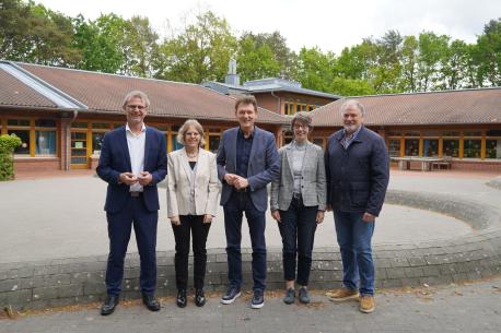 Stellten die Pläne für den Erweiterungsbau vor: (v. li.) der Vorsitzende des Schulausschusses Peter Altmeppen, die kommissarische Schulleiterin Hildegard Droop-Silies, Oberbürgermeister Dieter Krone, Dezernentin Monika Schwegmann und Ortsbürgermeister Manfred Schonhoff.