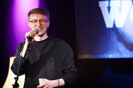Poetry Slammer Matti Linke leitete den Workshop am Franziskusgymnasium und steht bei Poetry Slam trifft STADTRADELN auch selbst auf der Bühne (Foto: Matthias Stehr).