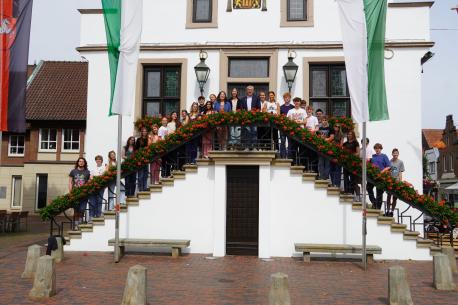Lingens Zweiter Bürgermeister Werner Hartke empfängt Gäste aus den USA im Historischen Rathaus