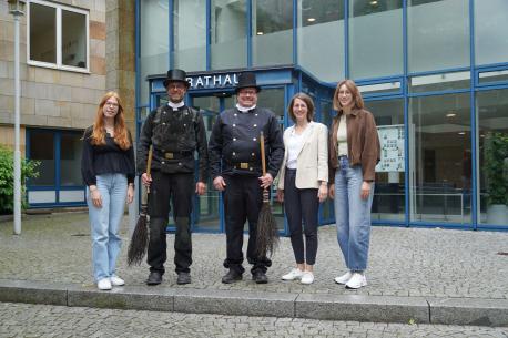 Gratulierten Martin Wieschebrock (Mitte) und Jörn Bolmer (2. v. li.) zur Neuverpflichtung: (v. li.) Sachbearbeiterin Lena Koch, Dezernentin Katrin Möllenkamp und Fachbereichsleiterin Anja Witt (re.). 