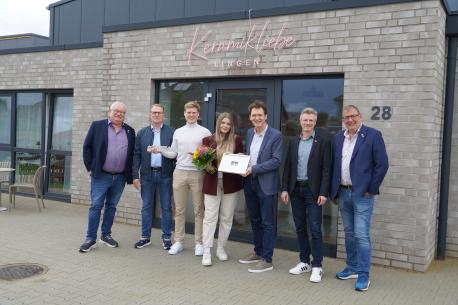 (v.l.): Stefan Wittler (Stellv. Vorsitzender Wirtschafts- und Grundstücksausschuss), Dietmar Helmes (Stellv. Ortsbürgermeister Brögbern), Geschwister David und Anja Voss, Oberbürgermeister Dieter Krone, Dietmar Lager (Wirtschaftsförderung) und Martin Koopmann (Vorsitzender Wirtschafts- und Grundstücksausschuss).
