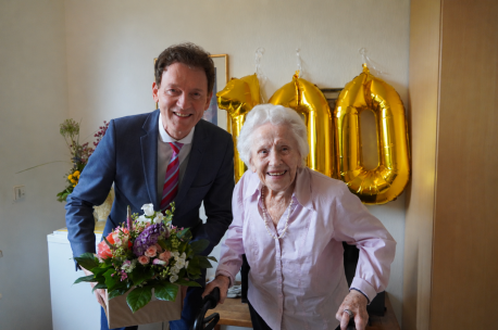 Oberbürgermeister Dieter Krone gratuliert zum 100. Geburtstag Käthe Löhr.