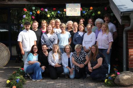 Rund 20 Mitarbeiterinnen und Mitarbeiter kümmern sich heute im Haus des Kindes um das Wohl der Kinder.