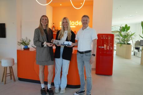Dietmar Lager von der Wirtschaftsförderung gratuliert Anna Wilmes (links) und Lea Wintermann (Mitte) zum neuen Standort.