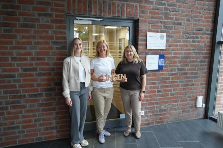 (v.l.) Sophia Schaa von der Wirtschaftsförderung gratuliert Physiotherapeutin Nadia Lewerenz und Psychologin Julia Suresch zur neuen Praxisgemeinschaft.