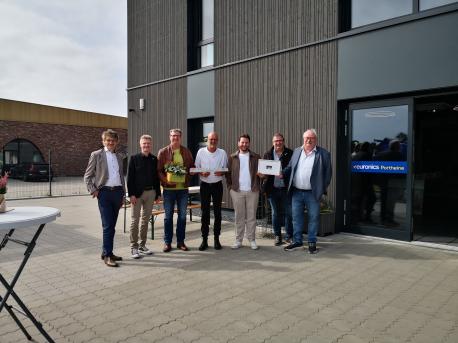 Lingens Zweiter Bürgermeister Stefan Wittler (rechts), Ausschussvorsitzender Martin Koopmann (2.v.r.) sowie Ortsbürgermeister Michael Teschke (3.v.l.) und Wirtschaftsförderer Dietmar Lager (2.v.l.) gratulieren Hermann Portheine (Mitte) und Dennis Gösling (Mitte rechts) gemeinsam mit Wirtschaftsprüfer und Steuerberater Willy Lückmann zum neuen Standort.
