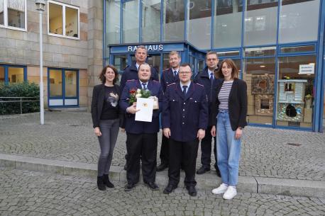 (hinten v.l.n.r.): Stadtbrandmeister Jürgen Stoke, Ortsbrandmeister Lingen Oliver Meß, Stellv. Stadtbrandmeister Daniel Herbers.
(vorne v.l.n.r.): Stadträtin Katrin Möllenkamp, Pressesprecher Aljoscha Otten und Steffen Tölsner, Fachbereichsleiterin Bürgerservice, Sicherheit und Ordnung Anja Witt.
