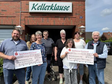 Heinz Wessling (rechts) spendete das Geld für den Darmer Bürgerpreis an die Regenbogengruppe für das traditionelle Spargelessen.