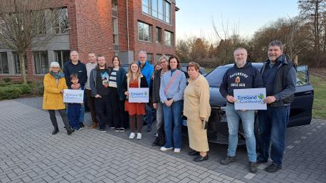 Vertreter der vier Nachbarschaften nahmen ihre E-Autos in Empfang, mit denen sie für die Dauer des zweiten Durchgangs bis Ende Mai geteilte Mobilität testen können.