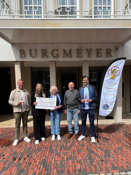 Bei der offiziellen Spendenübergabe konnten Lingen Wirtschaft & Tourismus GmbH und BURGMEYER Immobilien insgesamt 2.000 € an die Vertreter von KIMBA übergeben. Von rechts nach links: Jan Koormann (Geschäftsführer Lingen Wirtschaft & Tourismus e.V.), Wilhelm Krümpel (KIMBA), Giesela Krümpel (KIMBA), Jovanna Schrader (Standortleitung Lingen, BURGMEYER Immobilien) und Till Meyer (Geschäftsführender Gesellschafter BURGMEYER Immobilien & Vorstandsmitglied Lingen Wirtschaft & Tourismus e.V.)