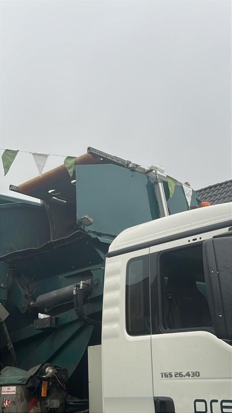 Ein Müllfahrzeug wird durch eine Wimpelkette an der Durchfahrt gehindert. (Foto: Landkreis Emsland)