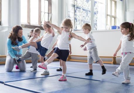 Kinderturnen mit Kursleiterin