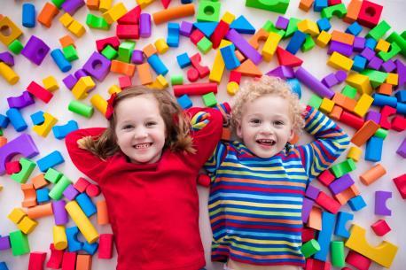 Kinder spielen mit bunten Blöcken