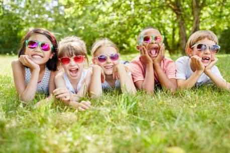 Multikulturelle Gruppe Kinder mit Sonnenbrillen
