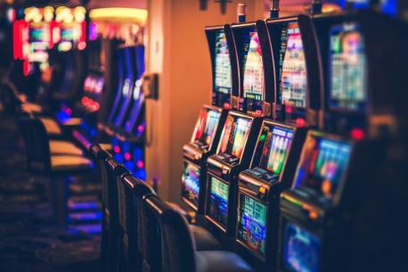 Reihen von Casino-Spielautomaten
